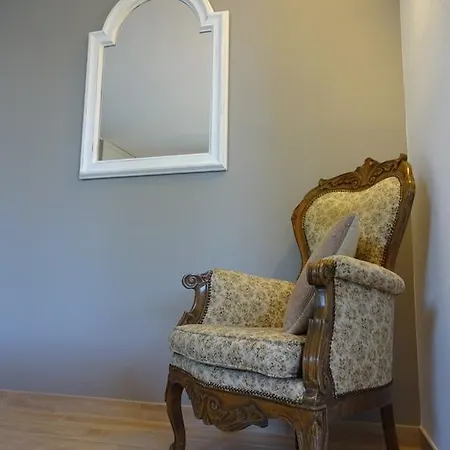 Mina Villa *